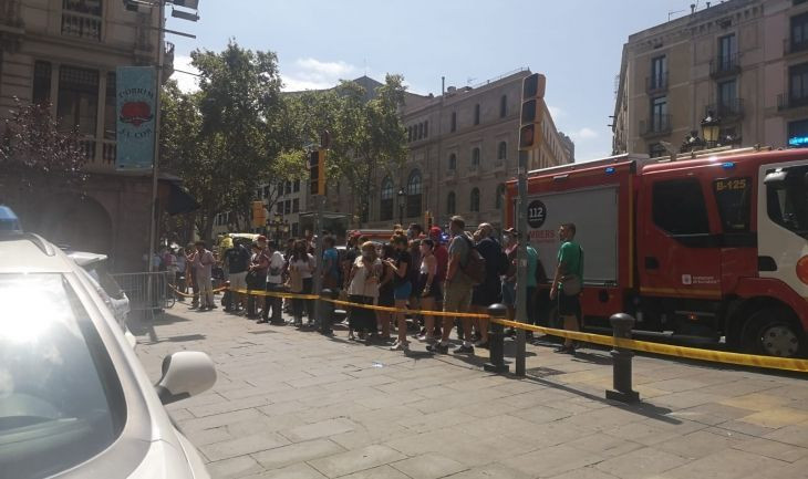 Turistas evacuados del Hotel Petite Palace de Barcelona / GUILLEM ANDRÉS