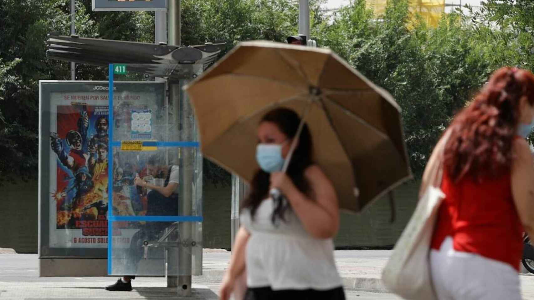 Una persona se protege del sol con un paraguas durante la intensa ola de calor / EFE