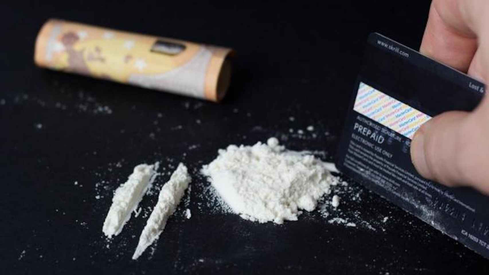Una persona se prepara para esnifar cocaína / FLICKR
