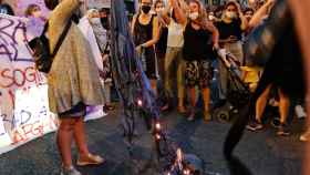 Mujeres quemando burka durante la concentración en Barcelona / TWITTER - @CatAbolicion