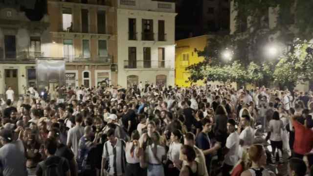 Centenares de personas en la plaza del Sol de Gràcia la madrugada del domingo al lunes / ARA