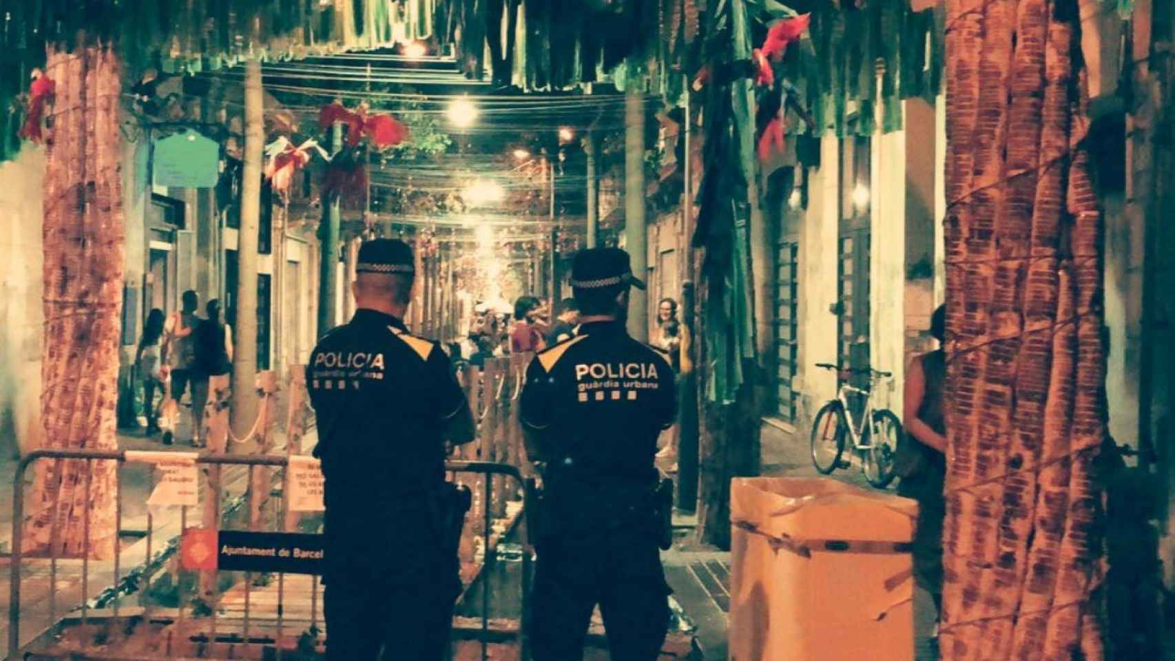 Dos guardias urbanos en las fiestas de Sants de 2018 / GUARDIA URBANA