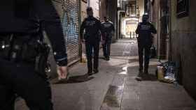 Agentes de la Guardia Urbana patrullan por las calles del Gòtic / PABLO MIRANZO