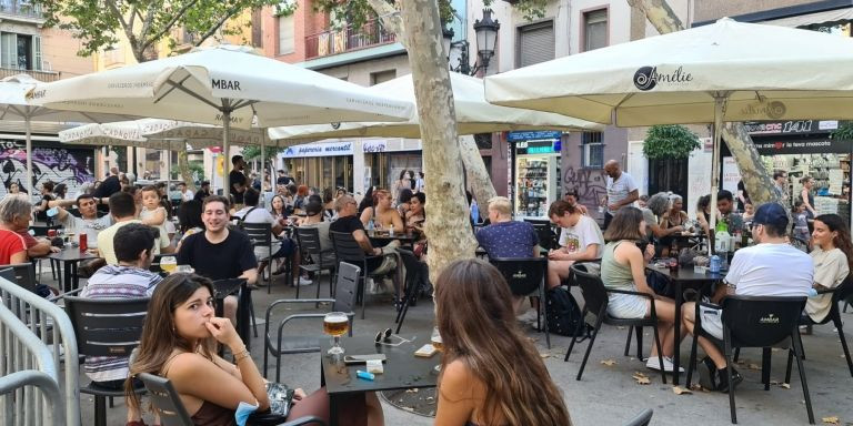 Clientes en la terraza del bar Amélie en la plaza de la Vila de Gràcia / AMÉLIE