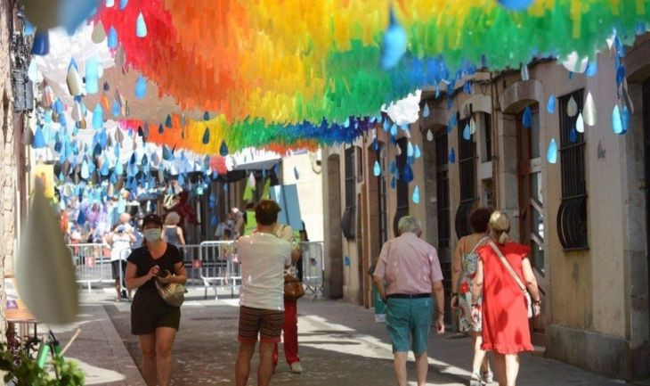 Una de las calles con decoración aérea en la fiesta mayor de Gràcia, en Barcelona / AYUNTAMIENTO DE BARCELONA
