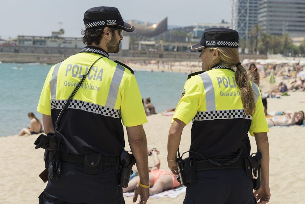 Dos agentes de la Guardia Urbana vigilan la playa / AYUNTAMIENTO DE BARCELONA