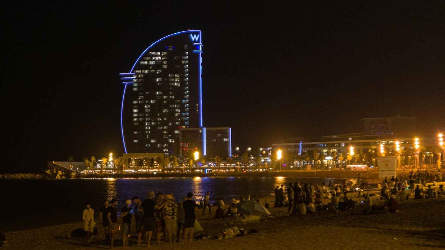 Varios grupos de jóvenes en la playa de la Barceloneta tras la entrada en vigor del toque de queda en Cataluña, a 16 de julio de 2021 / Lorena Sopêna