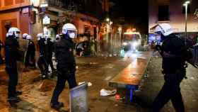 La Guardia Urbana desaloja por aglomeraciones las plazas del barrio Gràcia de Barcelona / EFE
