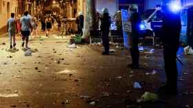 La Guardia Urbana desaloja por aglomeraciones las plazas del barrio Gràcia de Barcelona de la ciudad durante sus fiestas / EFE - Quique García