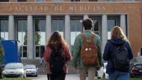 Tres alumnos caminan hacia la Facultad de Medicina / EFE