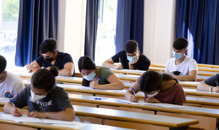 Estudiantes realizando las pruebas PAU