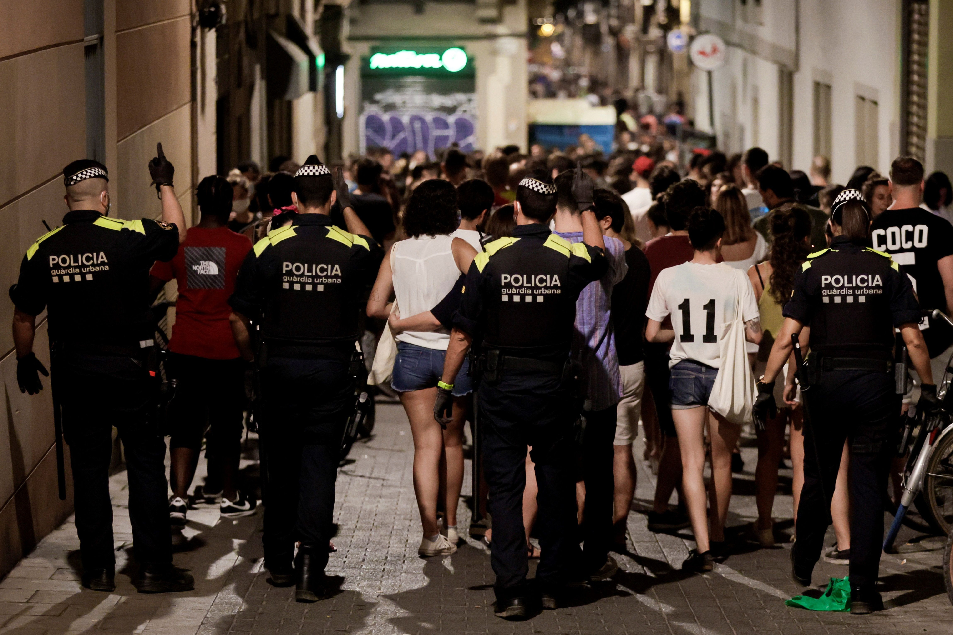 Aspecto de las fiestas del barrio Gràcia de Barcelona después de que el TSJC rechazase la propuesta de la Generalitat de prorrogar una semana más el toque de queda en 148 municipios / EFE