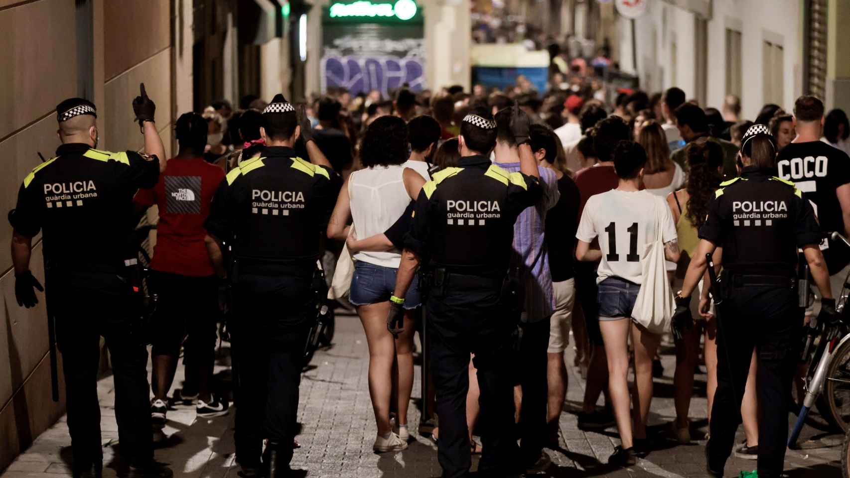 Aspecto de las fiestas del barrio Gràcia de Barcelona después de que el TSJC rechazase la propuesta de la Generalitat de prorrogar una semana más el toque de queda en