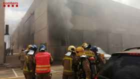 Bomberos trabajan en el incendio de una nave en Sant Feliu de Llobregat / BOMBERS DE LA GENERALITAT