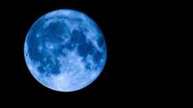 Enorme luna azul en una imagen de archivo