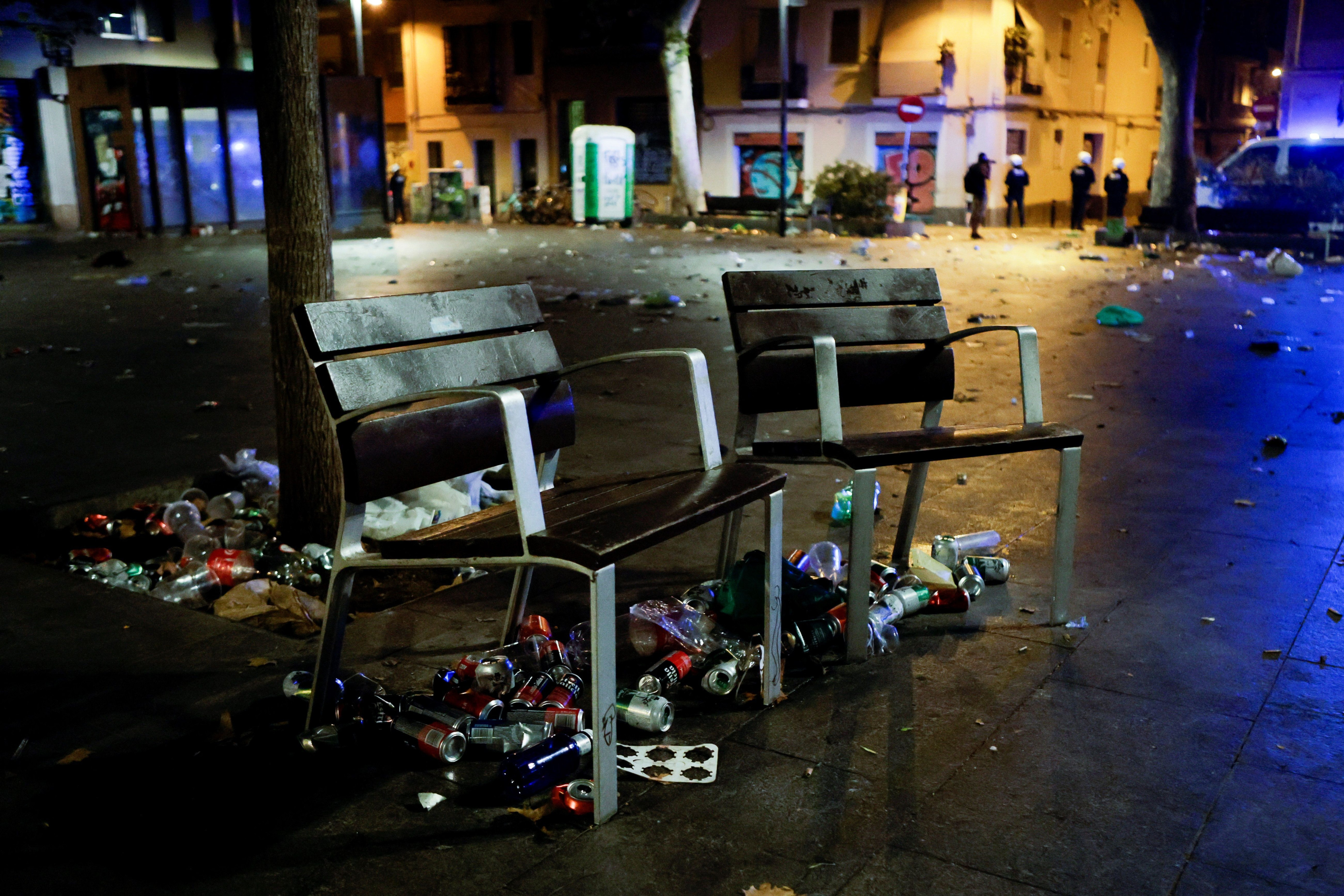 Aspecto de las calles de Gràcia tras una noche de botellones / EFE - Quique García
