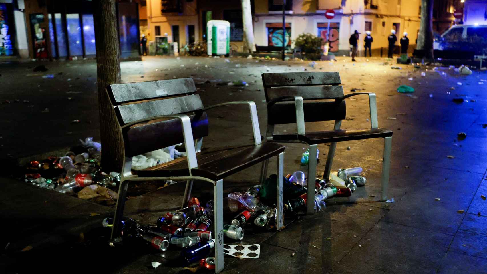 Aspecto de las calles de Gràcia tras una noche de botellones / EFE - Quique García