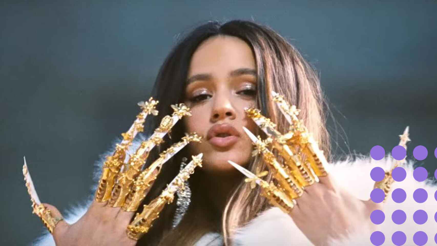 La cantante barcelonesa Rosalía mostrando sus uñas doradas / RRSS