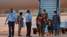 Llegada de los pasajeros del segundo avión fletado por España para evacuar a españoles y afganos del país asiático, este viernes, en la base aérea militar de Torrejón de Ardoz