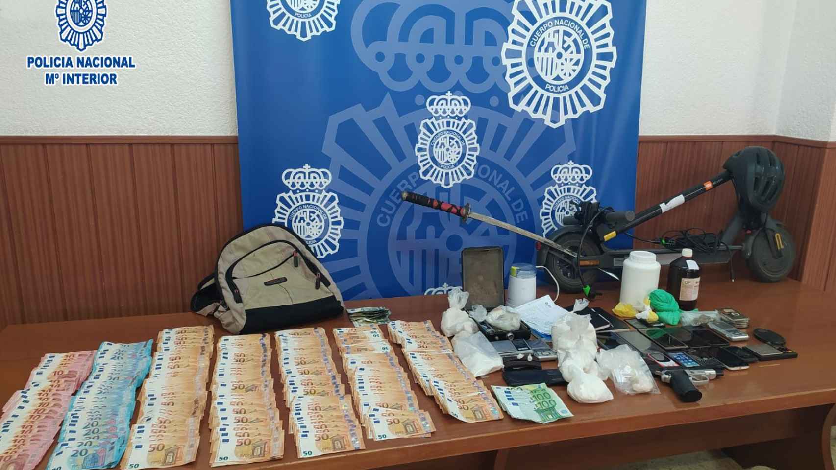 Droga, dinero y armas incautados durante la operación de la Policía Nacional / POLICÍA NACIONAL