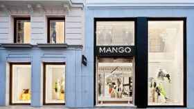Exterior de un comercio de Mango, la firma barcelonesa creada por Isak Andic