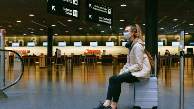 Una persona espera en un aeropuerto internacional