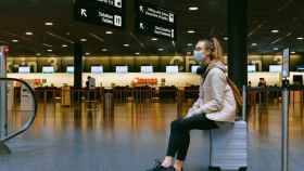Una persona espera en un aeropuerto internacional