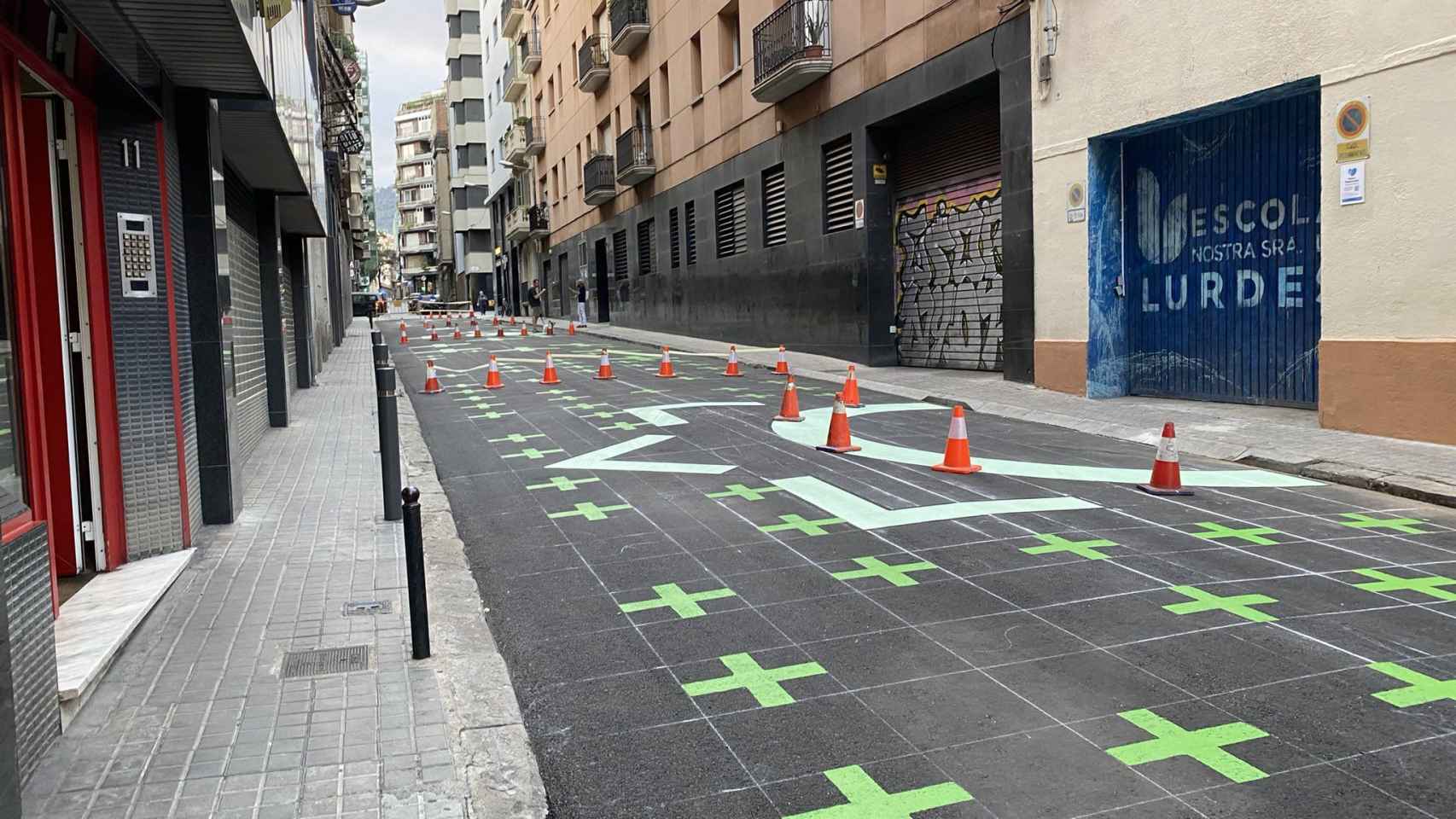 Cruces pintadas en la calle Lincoln de Barcelona / TWITTER - @ADRIME53