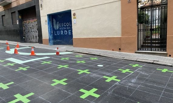 Cruces pintadas en la calle Lincoln / TWITTER - @adrime53