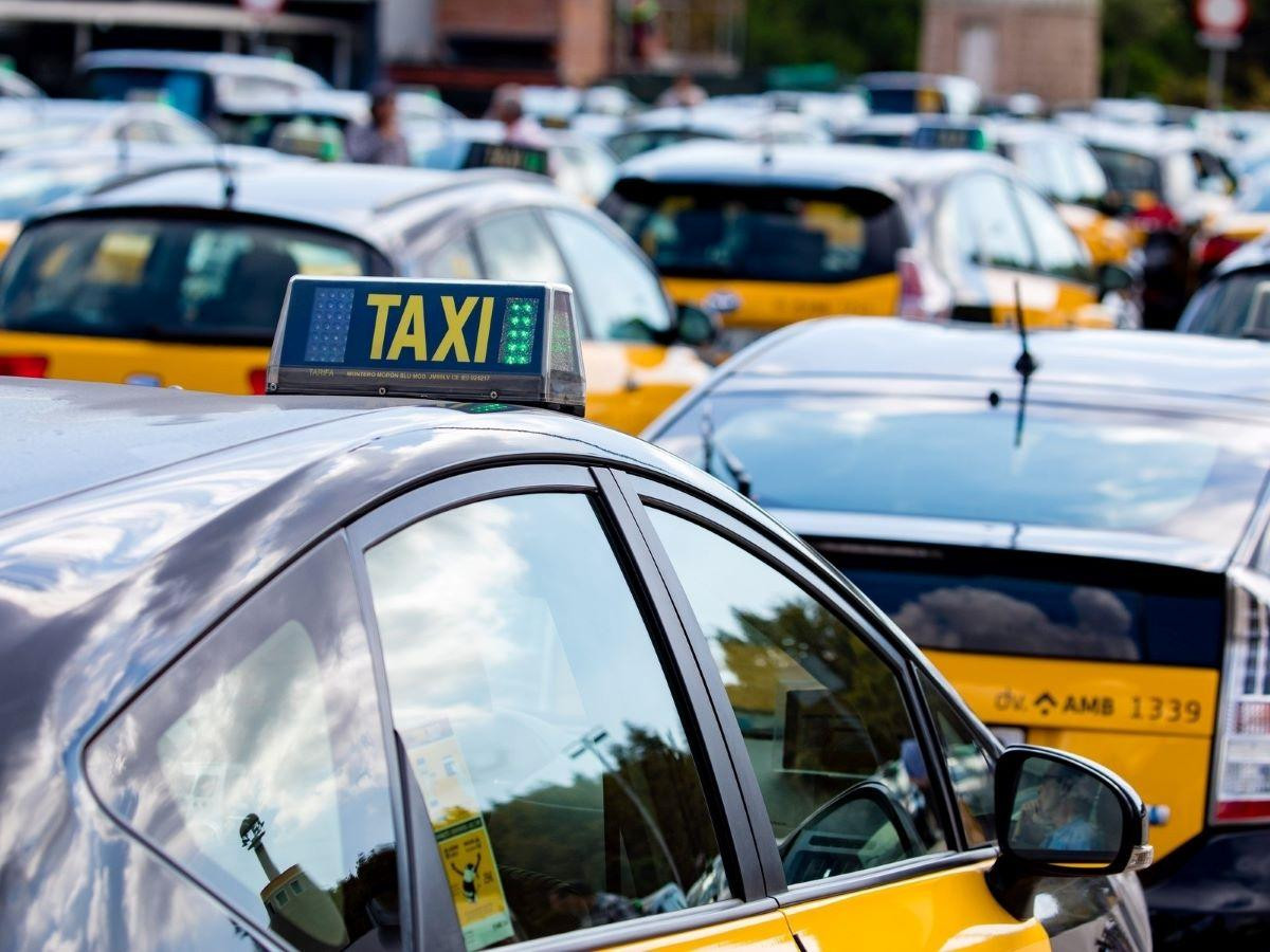 Numerosos taxis en Barcelona / EUROPA PRESS