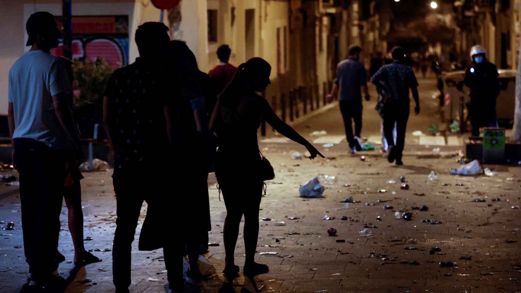 La Guardia Urbana de Barcelona desaloja por aglomeraciones las plazas del barrio Gràcia durante sus fiestas / EFE - Quique García