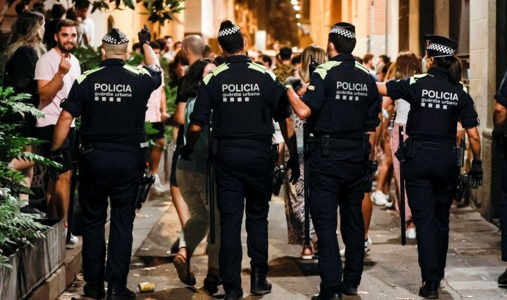 La Guardia Urbana desaloja por aglomeraciones las plazas del barrio Gràcia de Barcelona de la ciudad durante sus fiestas / EFE - Quique García