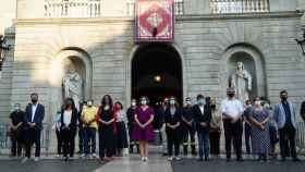 Ada Colau y otros representantes del Ayuntamiento y partidos políticos este miércoles en la plaza de Sant Jaume / AYUNTAMIENTO