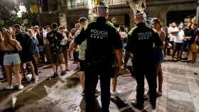 La Guardia Urbana desaloja por aglomeraciones las plazas del barrio Gràcia de Barcelona de la ciudad / EFE - Quique García