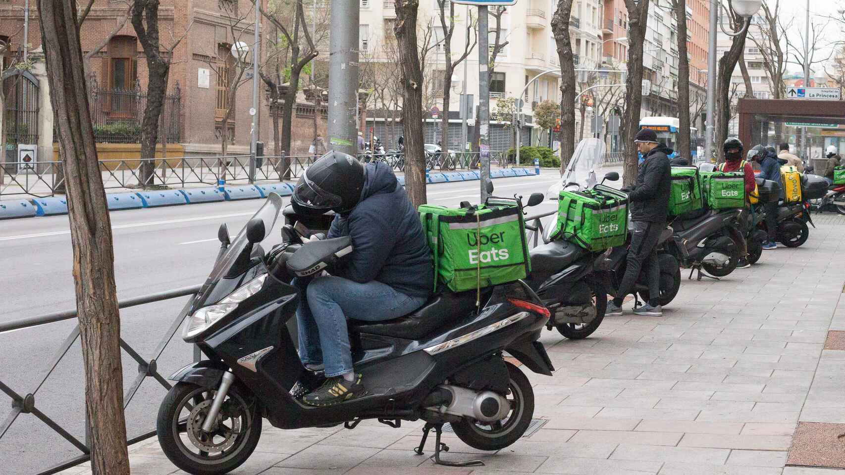 Un repartidor de Uber en su moto en una imagen de archivo