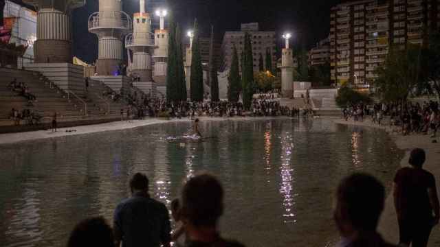 Aglomeraciones en el parque de la Espanya Industrial en la primera noche de las fiestas del barrio de Sants de Barcelona / LORENA SOPENA - EUROPA PRESS