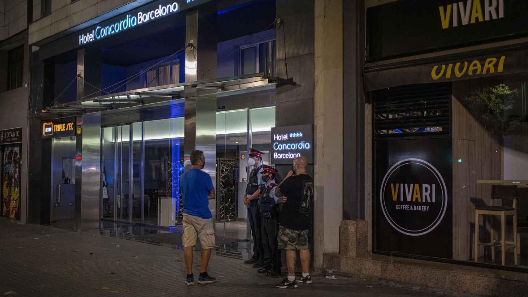 Varios agentes de los Mossos dEsquadra, en la entrada del Hotel Concordia, a 25 de agosto de 2021 / LORENA SOPENA - EUROPA PRESS