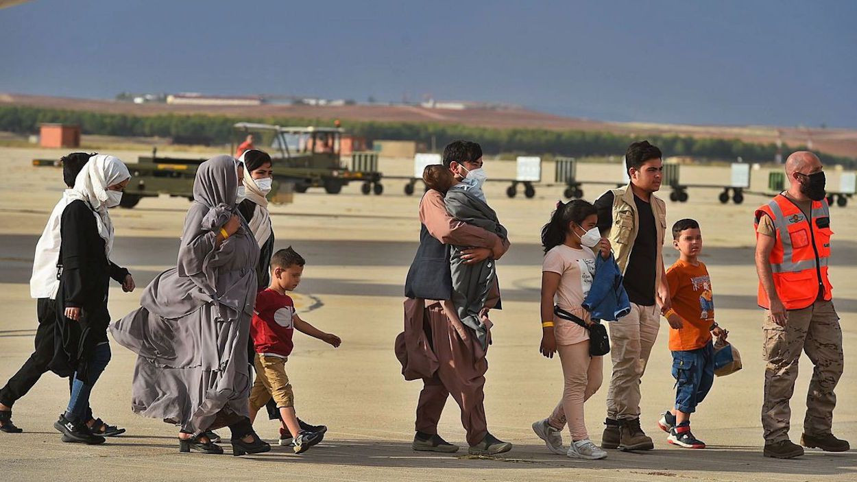 Un grupo de refugiados afganos a su llegada a la base aérea de Torrejón de Ardoz / EFE