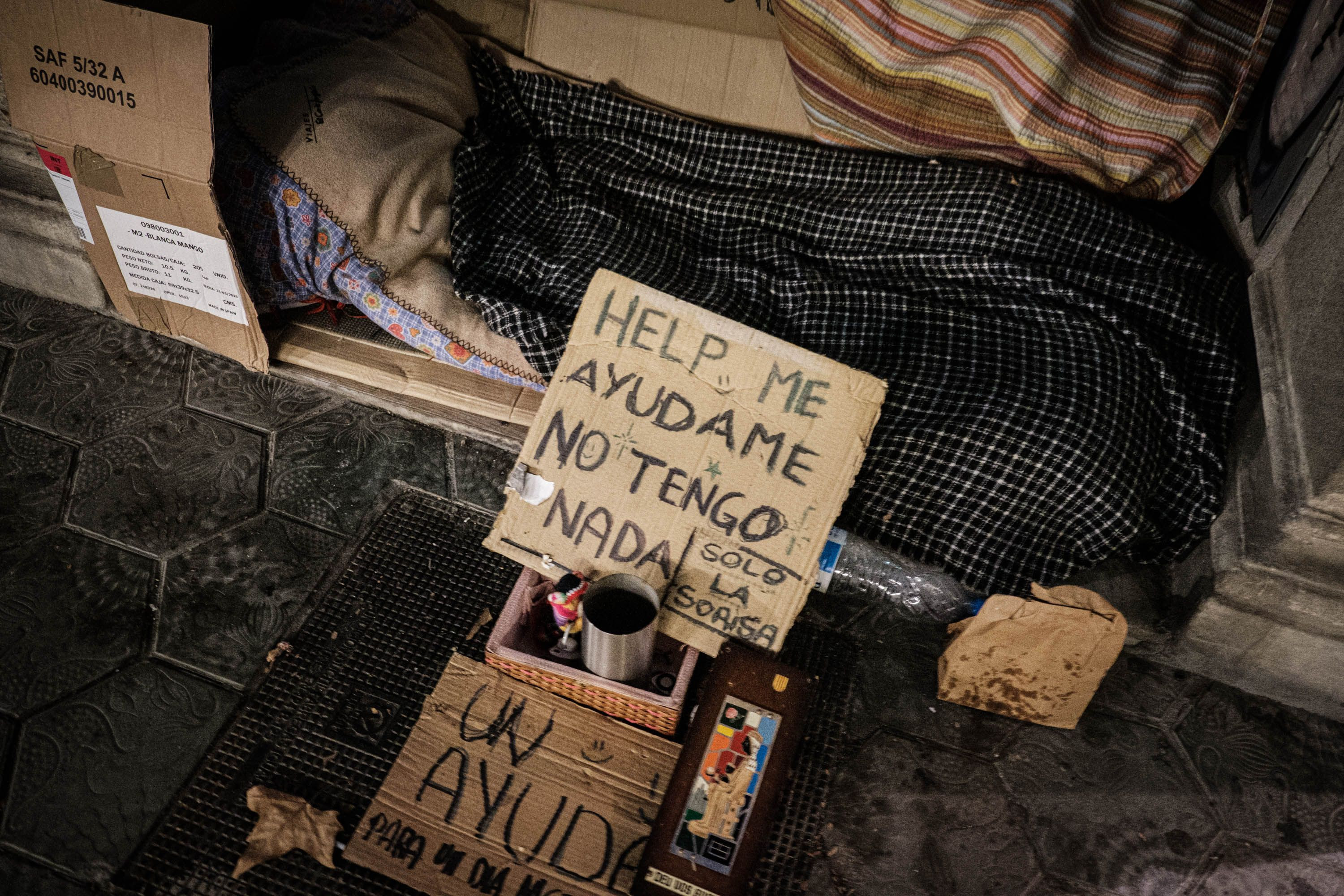 Carteles de ayuda de uno de los sintecho que duermen en las calles de Barcelona / PABLO MIRANZO - MA