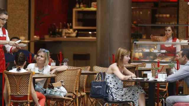 Trabajadoras y clientes en la terraza de un bar restaurante / EFE