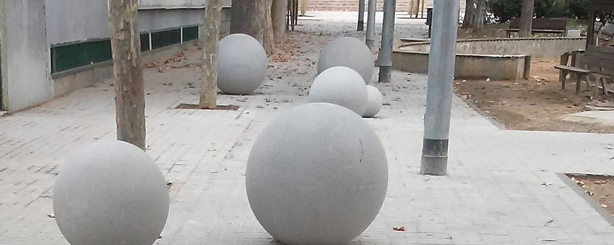 Bolas de hormigón que el Ayuntamiento puso en una escuela de Nou Barris / TWITTER