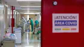 Sanitarios del Hospital Morales Meseguer en un pasillo de la planta donde estan ingresados los enfermos de covid-19 / EFE - Marcial Guillén