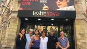 El equipo de 'Eva contra eva' con su directora, Sílvia Munt, y una de sus protagonistas, Emma Vilarasau,en el Teatre Goya de Barcelona / EUROPA PRESS