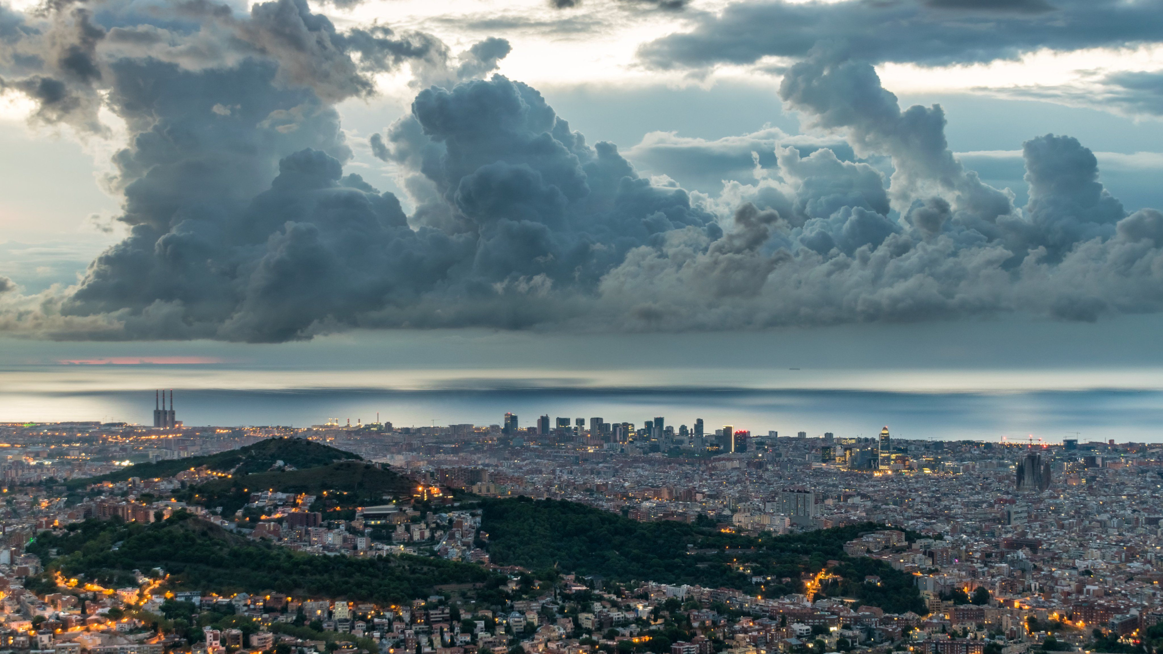 Panorámica de la ciudad de Barcelona durante un día de nubes y temperaturas bajas / TWITTER - Alfons Puertas