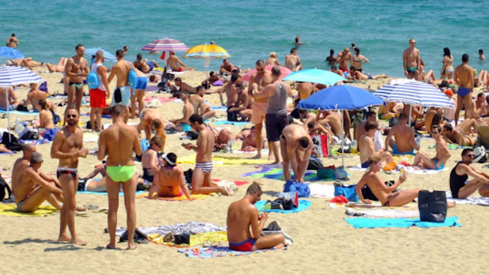 Playa de la Mar Bella de Barcelona, en la que luce bandera amarilla / AJUNTAMENT DE BARCELONA