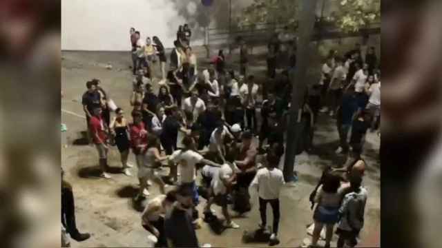 Una de las peleas multitudinarias que se originó en la última noche de las fiestas de Sants / BCNLEGENDS