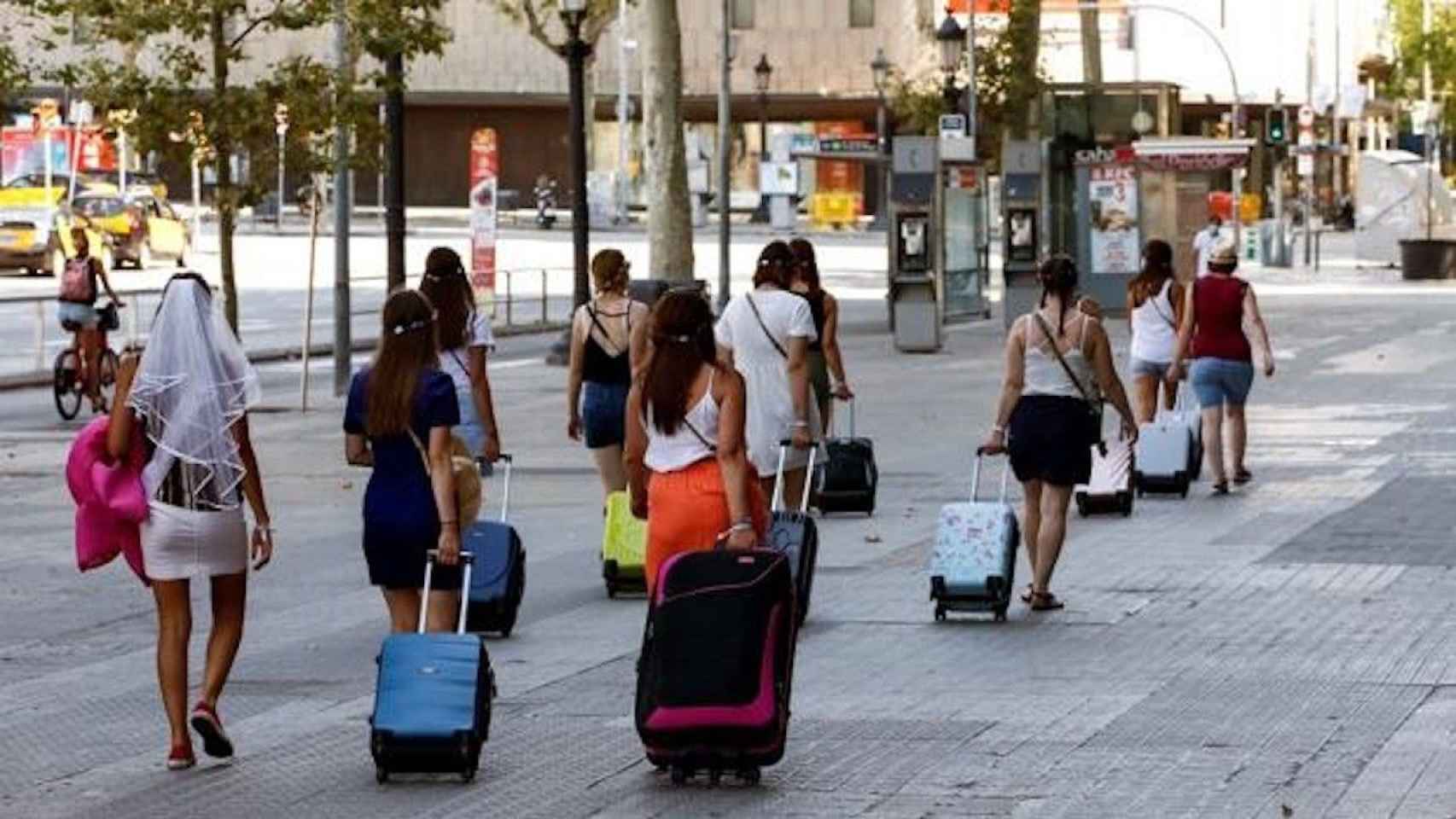 Turistas en plaza Catalunya / EFE