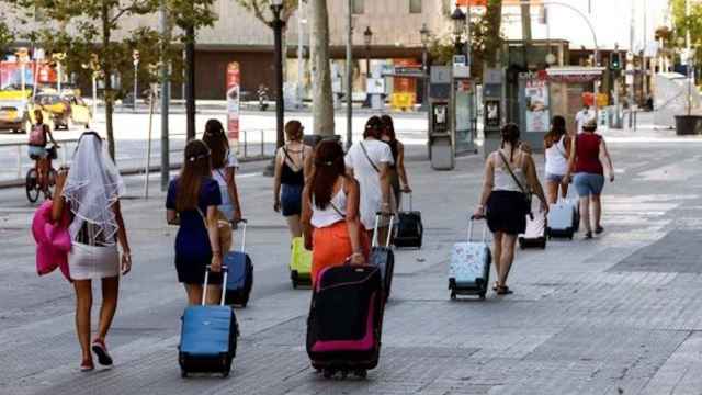 Turistas en plaza Catalunya / EFE