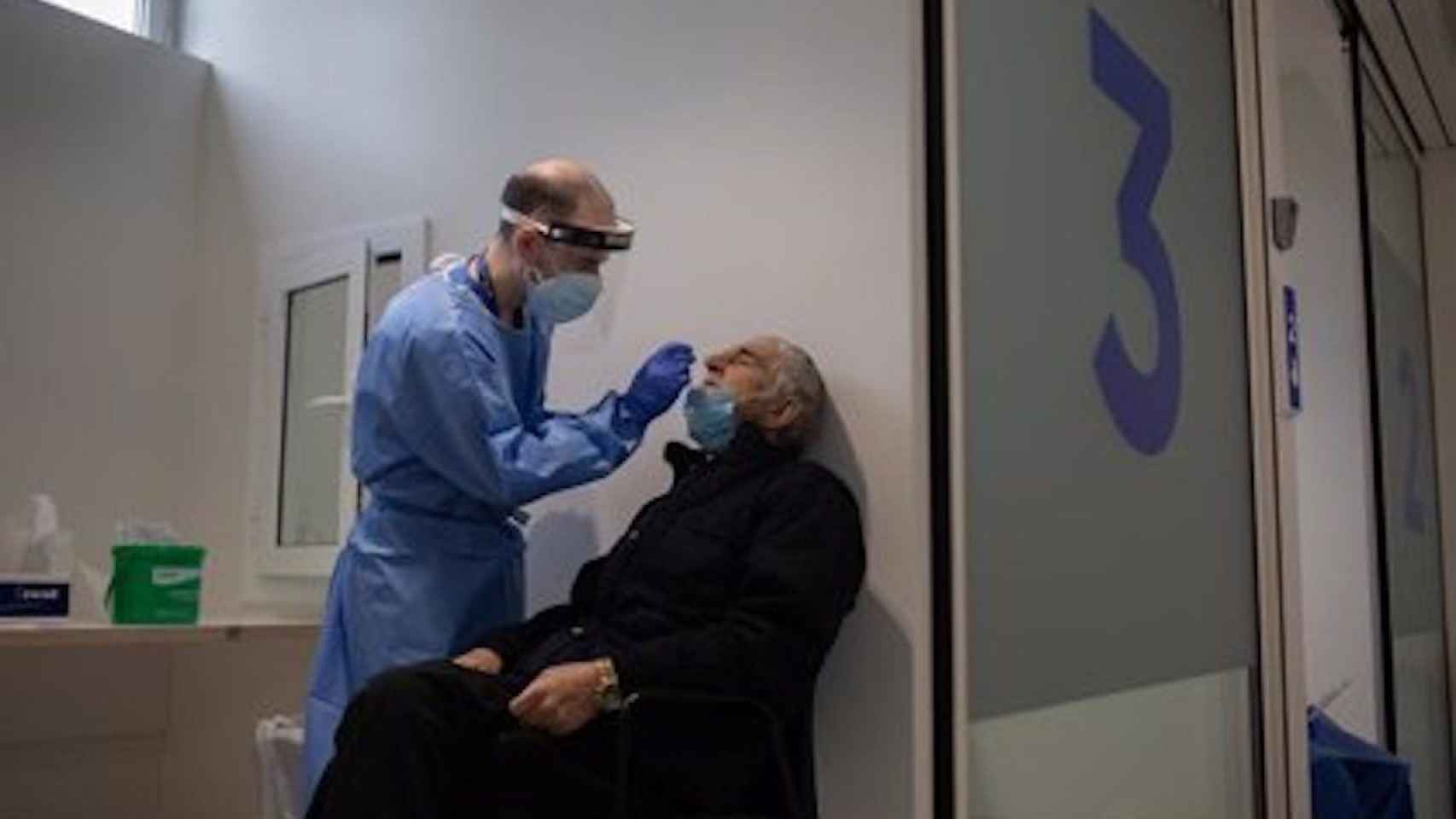 Un sanitario hace la prueba del coronavirus a una persona en Barcelona / EUROPA PRESS