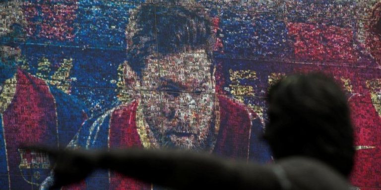 Una imagen de Leo Messi en la tienda del Barça, el día que se hizo oficial su salida del club / EFE